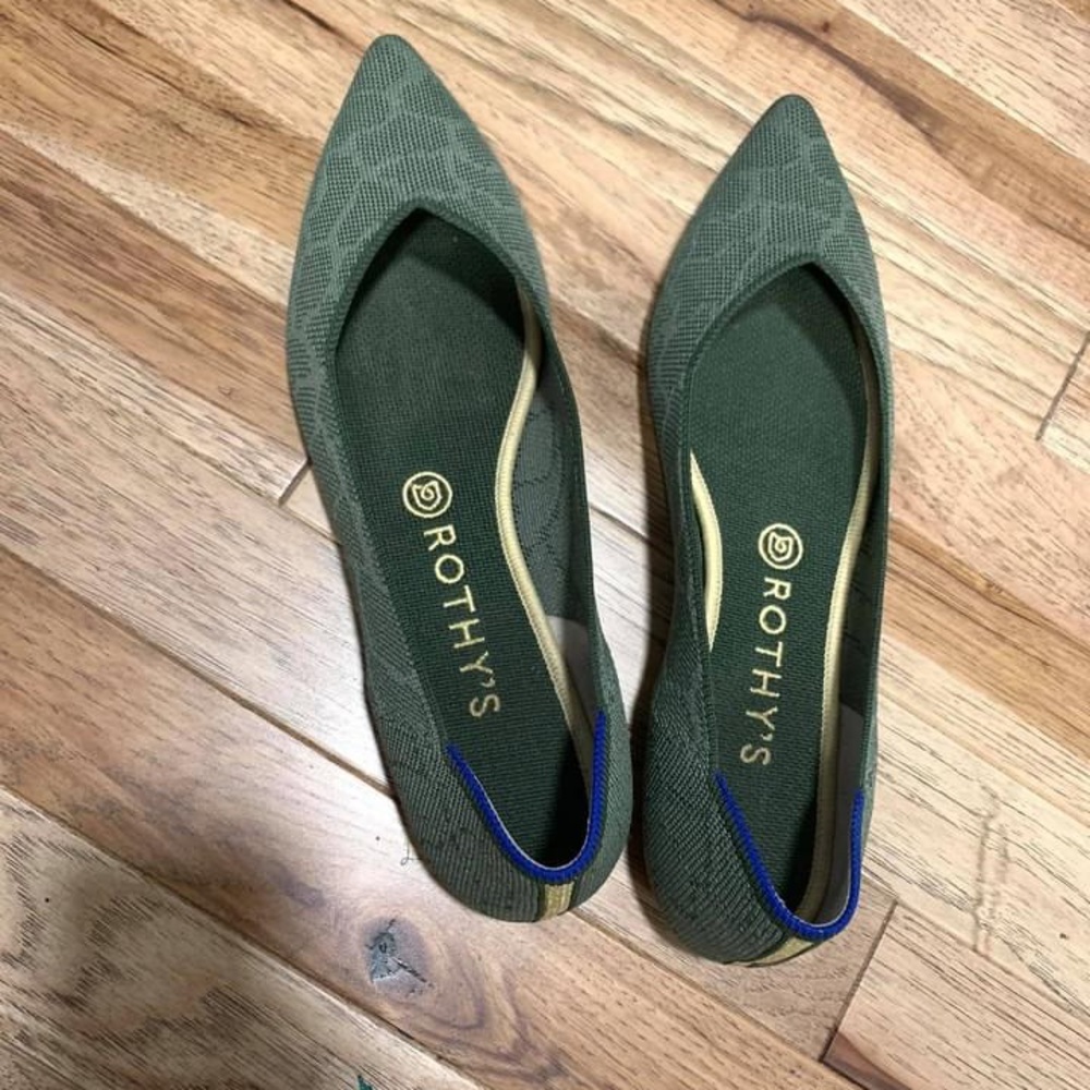 SOLD Rothys Safari Points green giraffe size 10